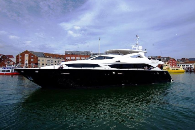 Motor yacht �Black and White